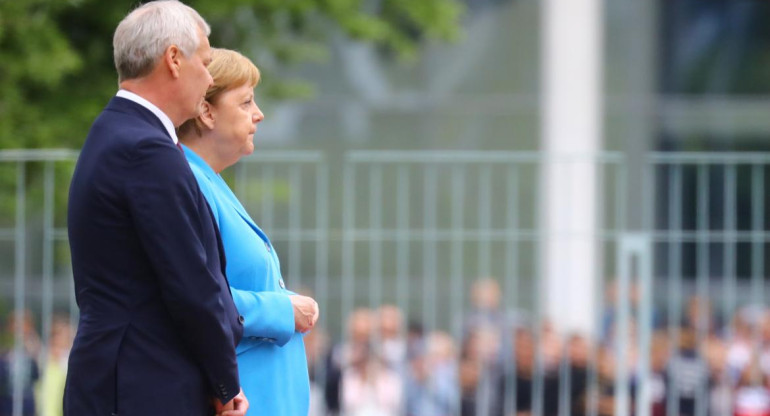 Angela Merkel y el primer ministro finés Antti Rinne (Reuters)