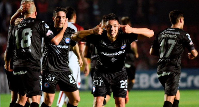 Festejo de Argentinos Juniors tras victoria ante Colón en Copa Sudamericana