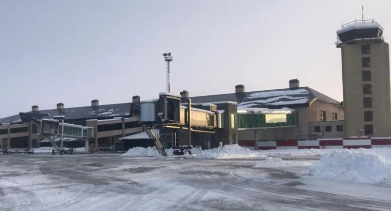Luego de las fuertes nevadas, reabrieron el aeropuerto de Bariloche	