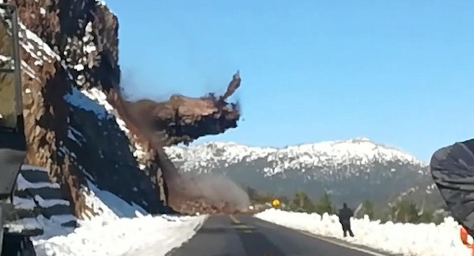 Derrumbe en brazo Huemul en Villa La Angostura, temporal de nieve	