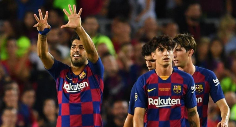 Festejo de Luis Suárez para el Barcelona ante el Arsenal en la Copa Joan Gamper