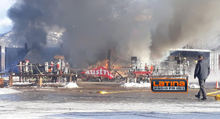 Incendio en un local comercial del centro de sky Chapelco - Radio Latina