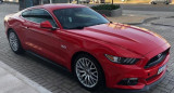 Llevó su Ford Mustang al taller y el mecánico lo estrelló