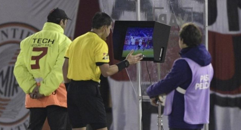 Víctor Carrillo en el VAR en el partido de Copa Libertadores entre River y Cerro Porteño