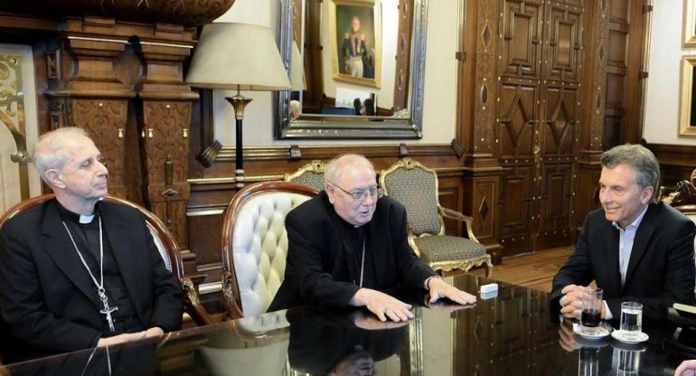 Mauricio Macri junto a la Conferencia Episcopal Argentina