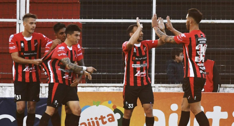 Festejo de Patronato ante Independiente por Superliga