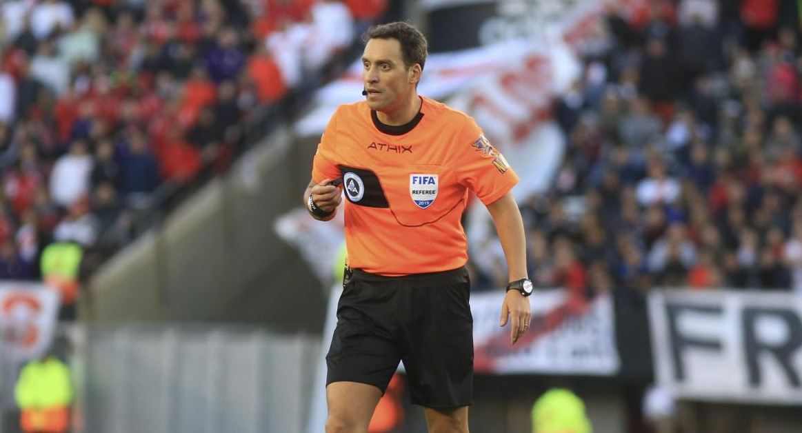 El arbitro Fernando Rapallini durante el superclasico en el estadio Monumental, NA