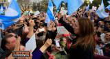 Marcha en apoyo a Vidal en Morón, placa RADIO LATINA