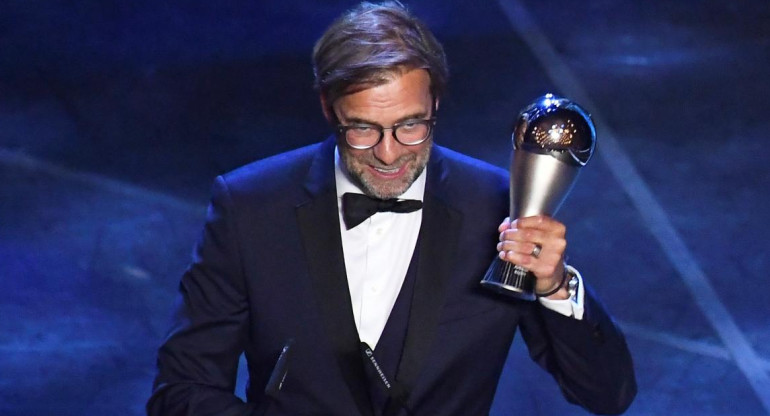 El entrenador del Liverpool Juergen Klopp habla después de ganar el premio al mejor entrenador de la FIFA, REUTERS