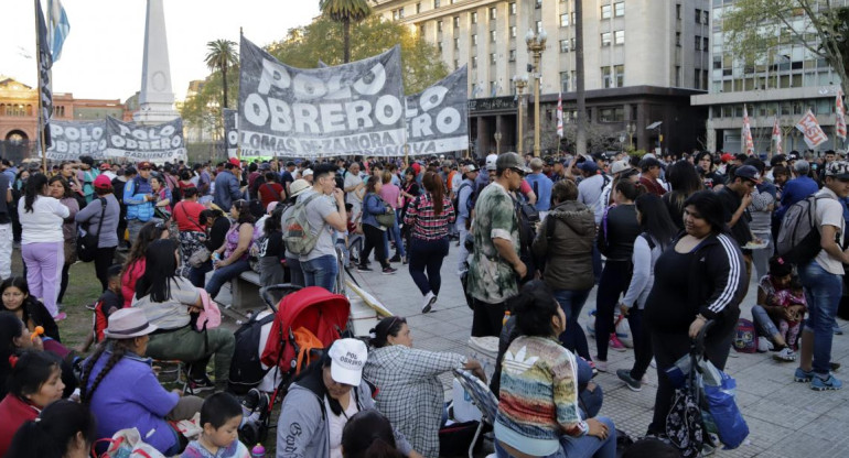 Militantes de organizaciones sociales y gremios de izquierda se movilizaron a la Plaza de Mayo, NA