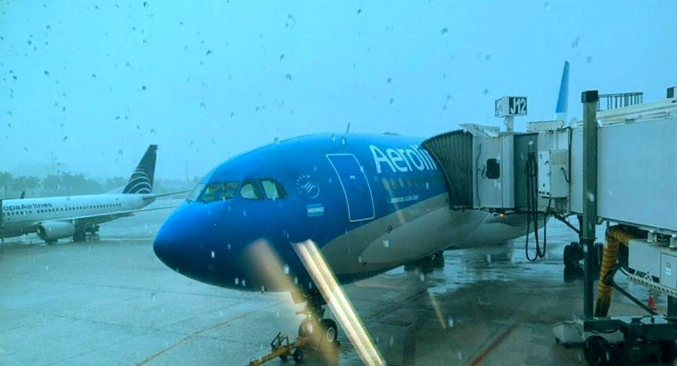 Vuelos cancelados y suspendidos en Aeroparque y Ezeiza por la tormenta