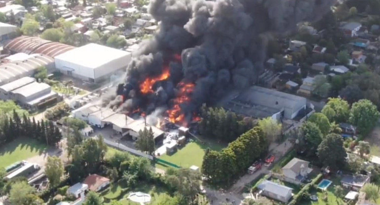 Feroz incendio en fábrica de productos químicos en Benavidez