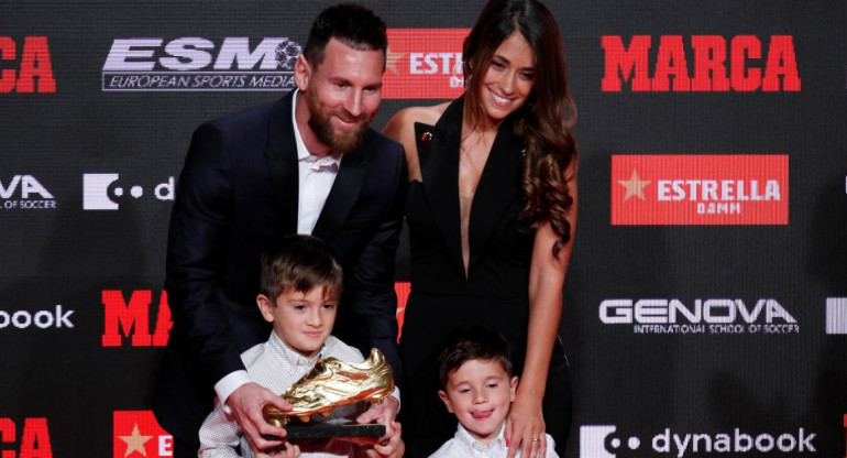 Lionel Messi y su familia con el Botín de Oro, REUTERS