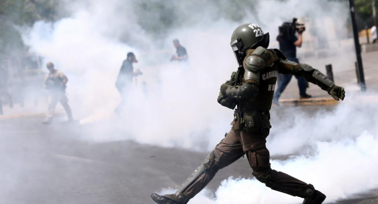 Violentas protestas en Santiago de Chile contra el aumento del boleto del subte, REUTERS