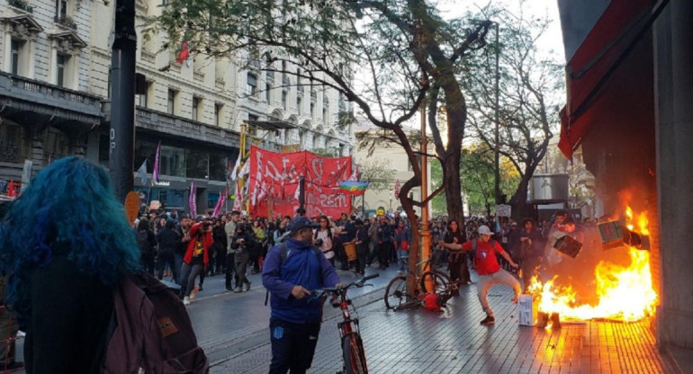 Protesta, incidentes y corridas frente al consulado de Chile