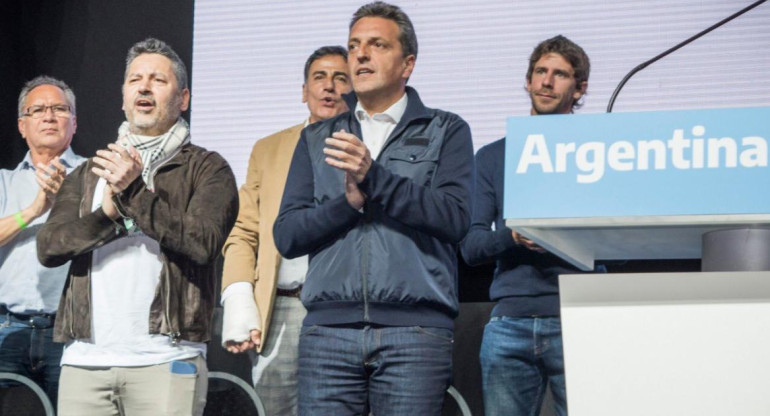 Gustavo Menéndez y Sergio Massa en cierre de campaña en Malvinas Argentinas