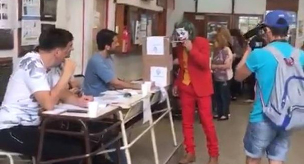 Elecciones 2019 - votación de un hombre disfrazado del Guasón