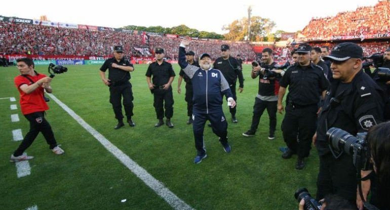 Emotivo recibimiento a Maradona en Newells