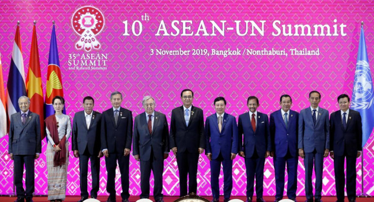 Los lideres del ASEAN en la primera sesión de la cumbre en Bangkok, REUTERS