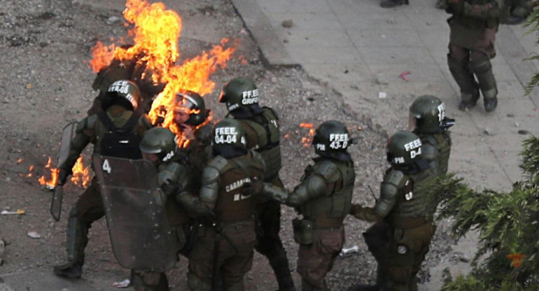 Carabineros atacados en Chile, REUTERS