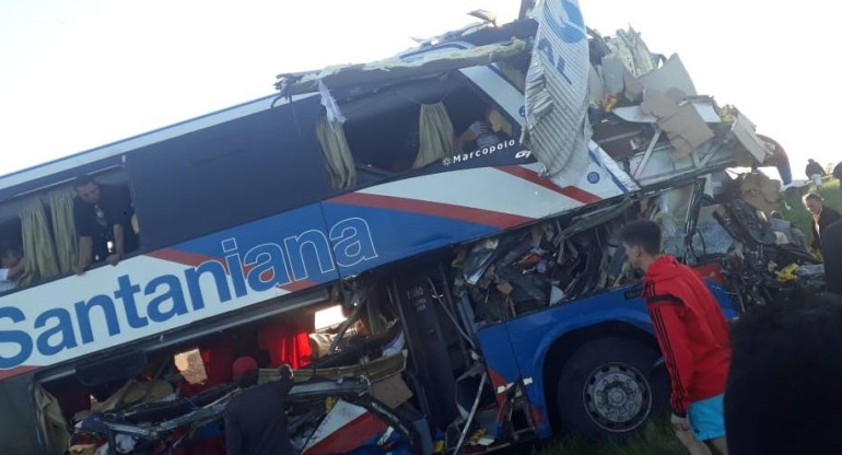 Choque fatal entre camión y micro en Gualeguaychú