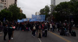 Marcha de piqueteros en el centro porteño en reclamo de bono de fin de año