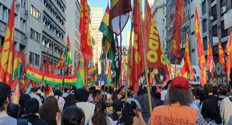 Marcha frente a la embajada boliviana por la crisis en Bolivia