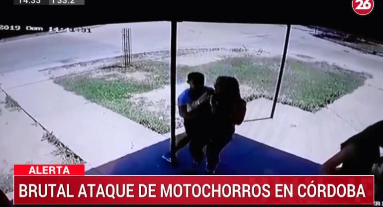 Salvaje ataque motochorro: pateó brutalmente a una mujer para robarle	