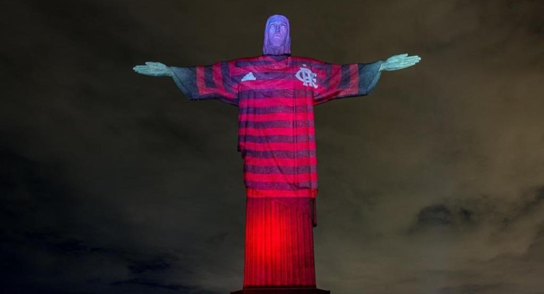 Cristo Redentor de Río de Janeiro con los colores de Flamengo