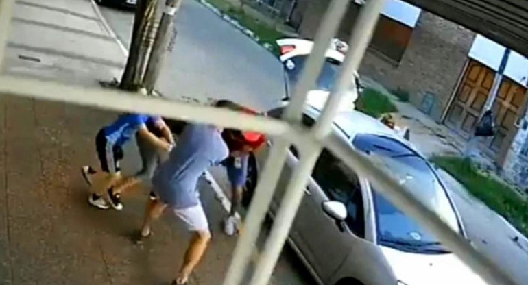 Asalto en Bernal, captura de video	 de nene que defedió a su mamá de robo