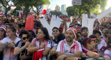 Hinchas de River esperan la llegada del plantel en las afueras del estadio Monumental procedente de Lima, 