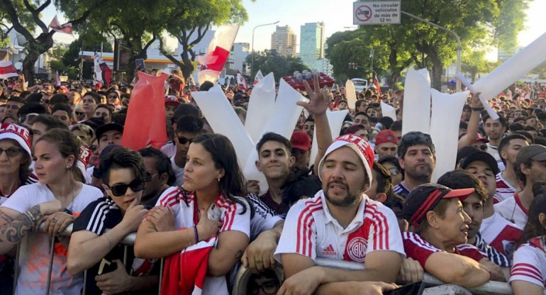 Hinchas de River esperan la llegada del plantel en las afueras del estadio Monumental procedente de Lima, 