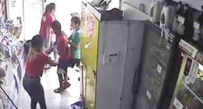 Ataque piraña de niños en kiosco en Tucumán