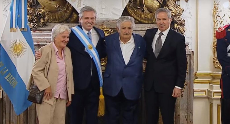 Alberto Fernández junto a José Mujica y su mujer tras su asunción