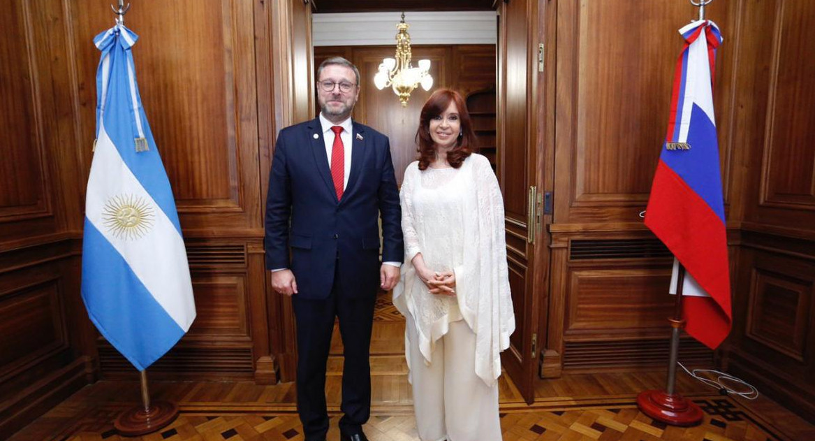 Cristina Kirchner junto a enviados de Rusia a la asunción presidencial