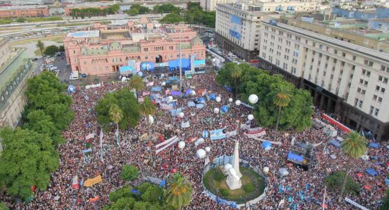 Plaza de Mayo colmada en la asunción de Alberto Fernández
