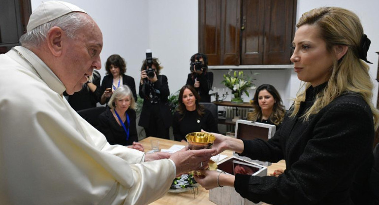 Encuentro de Fabiola Yañez con Papa Francisco en el Vaticano