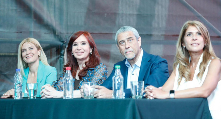 Cristina Kirchner junto a Verónica Magario en la asunción de Jorge Ferraresi en Avellaneda