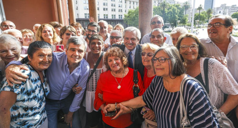 Alberto Fernández compartió esta tarde una merienda en el Salón Eva Perón de Casa Rosada junto a un grupo de adultos mayores, NA