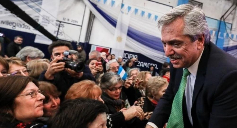 Alberto Fernández junto a jubilados