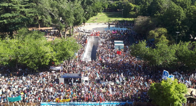 Protesta masiva en Mendoza contra el uso de cianuro en la minería