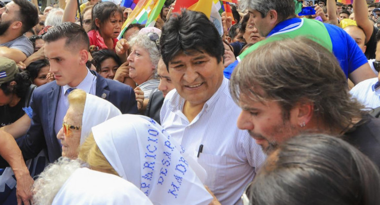 Evo Morales participó en Plaza de Mayo de la tradicional ronda de los jueves de las Madres de Plaza de Mayo, NA