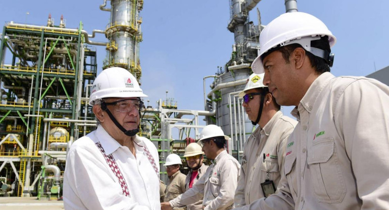López Obrador, durante una visita a una refinería de Pemex en mayo.