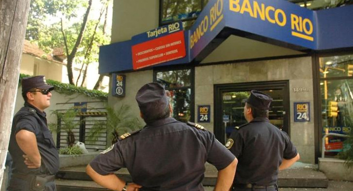 Agentes policiales frente a la sucursal del Banco Río de Acasusso, robo del siglo