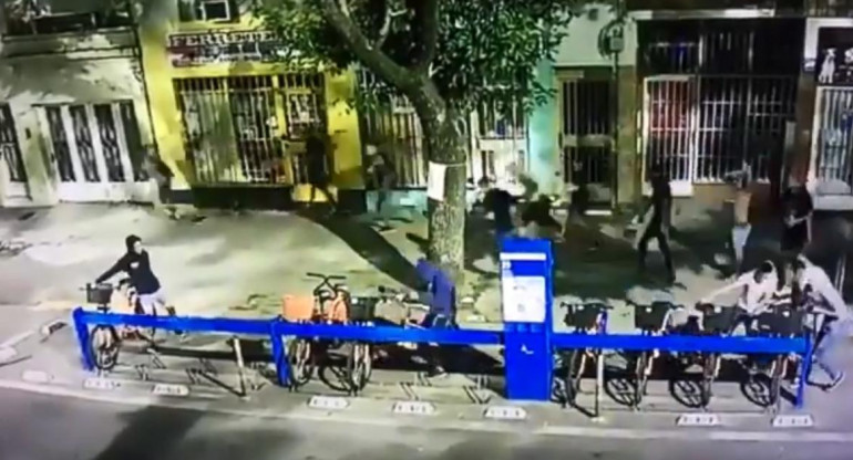 Grupo de jóvenes vandalizan puesto de bicicletas públicas