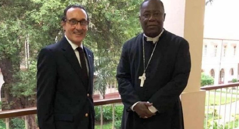 Luis Bellando junto al arzobispo de Luanda, Filomeno Vieira Dias, en una actividad oficial.