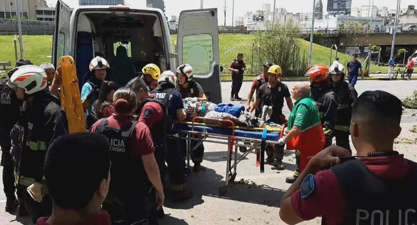 Mujer aplastada por árbol en Constitución