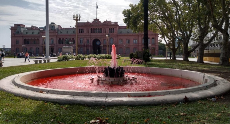 Fuente con agua roja por la muerte del fiscal Alberto Nisman