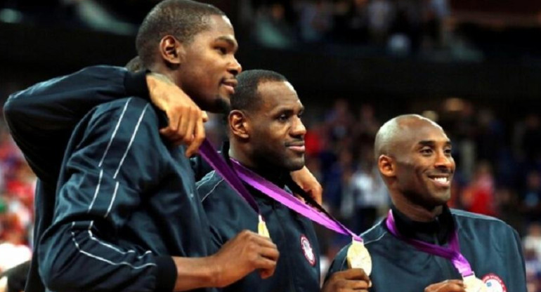 Kobe Bryant y LeBron James fueron campeones olímpicos en los Juegos de Londres 2012 (REUTERS)