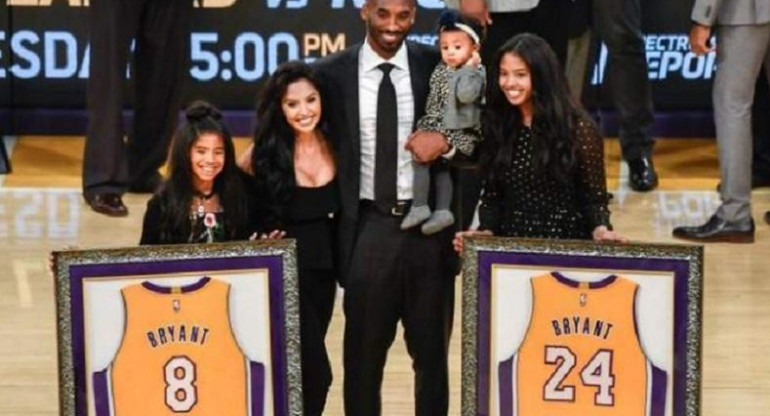 Kobe Bryant, homenajeado por Los Lakers al retirarse junto a su familia REUTERS